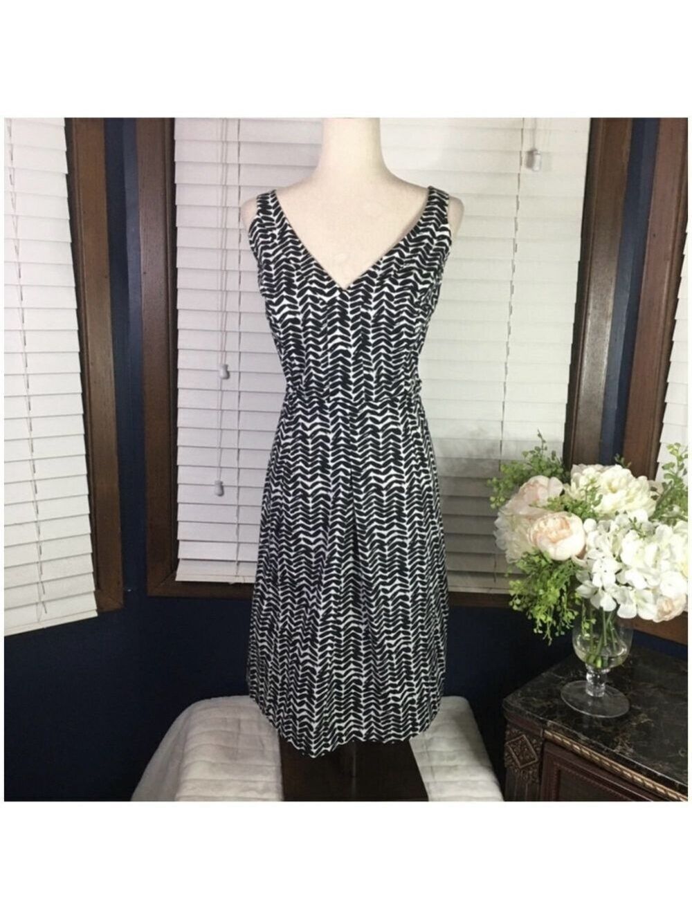 East 5th Street Black White Print V-Neck
Dress 14W